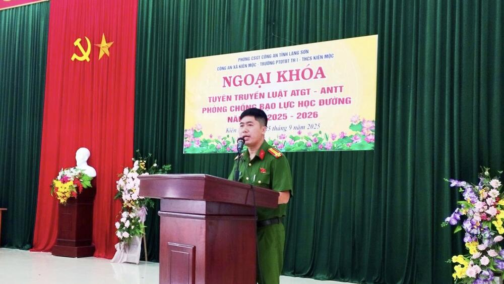 Công an xã Kiên Mộc phối hợp với Trường PTDTBT Tiểu học I Kiên Mộc và Trường PTDTBT THCS Kiên Mộc tổ chức ngoại khóa tuyên truyền pháp luật về An toàn giao thông, An ninh trật tự và Phòng chống bạo lực học đường
