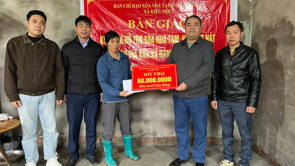 Bàn giao kinh phí hỗ trợ xoá nhà tạm, nhà dột nát trên địa bàn xã Kiên Mộc năm 2025-2026