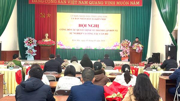 Xã Kiên Mộc công bố các quyết định thành lập đơn vị sự nghiệp và công tác cán bộ