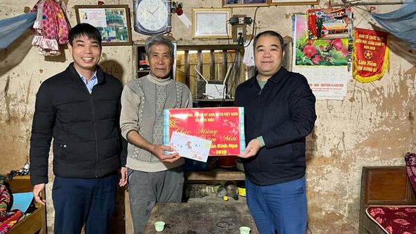 Tặng quà các đồng chí nguyên lãnh đạo xã nhân dịp Tết Bính Ngọ 2026