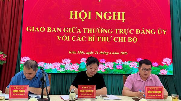 Hội nghị giao ban giữa Thường trực Đảng ủy xã với các Bí thư chi bộ