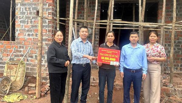 Xã Kiên Mộc trao kinh phí hỗ trợ xoá nhà tạm, nhà dột cho 07 hộ gia đình
