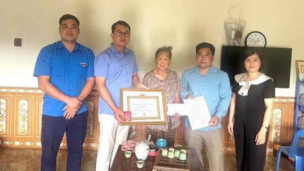 TRUY TẶNG HUY HIỆU 55 TUỔI ĐẢNG TẠI THÔN NÀ PÈ XÃ KIÊN MỘC