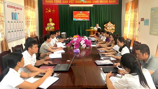 Chi bộ Trường THCS Kiên Mộc tổ chức Lễ kết nạp Đảng viên mới
