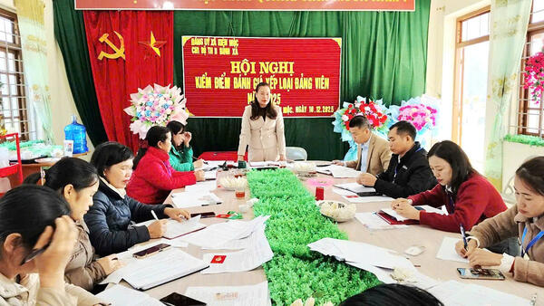 CHI BỘ TIỂU HỌC II BÍNH XÁ TỔ CHỨC HỘI NGHỊ KIỂM ĐIỂM, ĐÁNH GIÁ VÀ XẾP LOẠI ĐẢNG VIÊN NĂM 2025