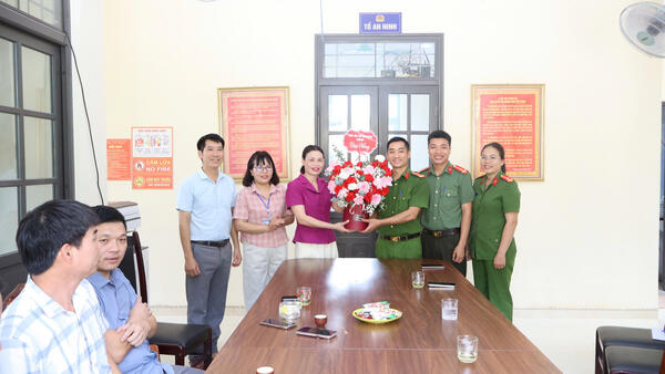 Lãnh đạo xã Kiên Mộc chúc mừng công an xã nhân kỷ niệm 81 năm ngày truyền thống Công an Nhân dân (19/8/1945 – 19/8/2026)