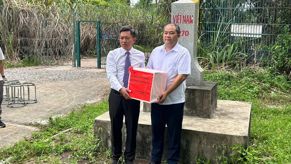Đoàn đại biểu huyện Ninh Minh, Trung Quốc chúc mừng Quốc khánh xã Kiên Mộc