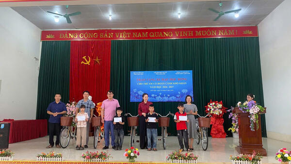 Trao tặng xe đạp và học bổng cho học sinh có hoàn cảnh khó khăn hiếu học tại xã Kiên Mộc