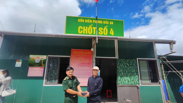 Đồn Biên phòng Bắc Xa trao trả đồ vật cho du khách đánh rơi