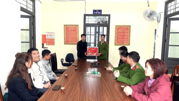Lãnh đạo xã Kiên Mộc thăm, tặng quà các đơn vị làm nhiệm vụ dịp Tết Nguyên đán Bính Ngọ 2026