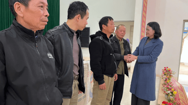 Bàn giao trang thiết bị nghe nhìn cho Người có uy tín trong đồng bào dân tộc thiểu số trên địa bàn xã Kiên Mộc