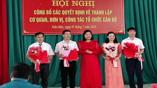 Ngày 7/7, xã Kiên Mộc tổ chức hội nghị công bố các quyết định tiếp nhận và bổ nhiệm Cán bô, công chức